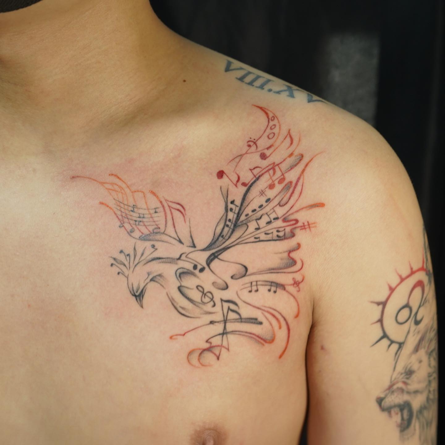 Tatuaje de paloma fresco en el pecho.