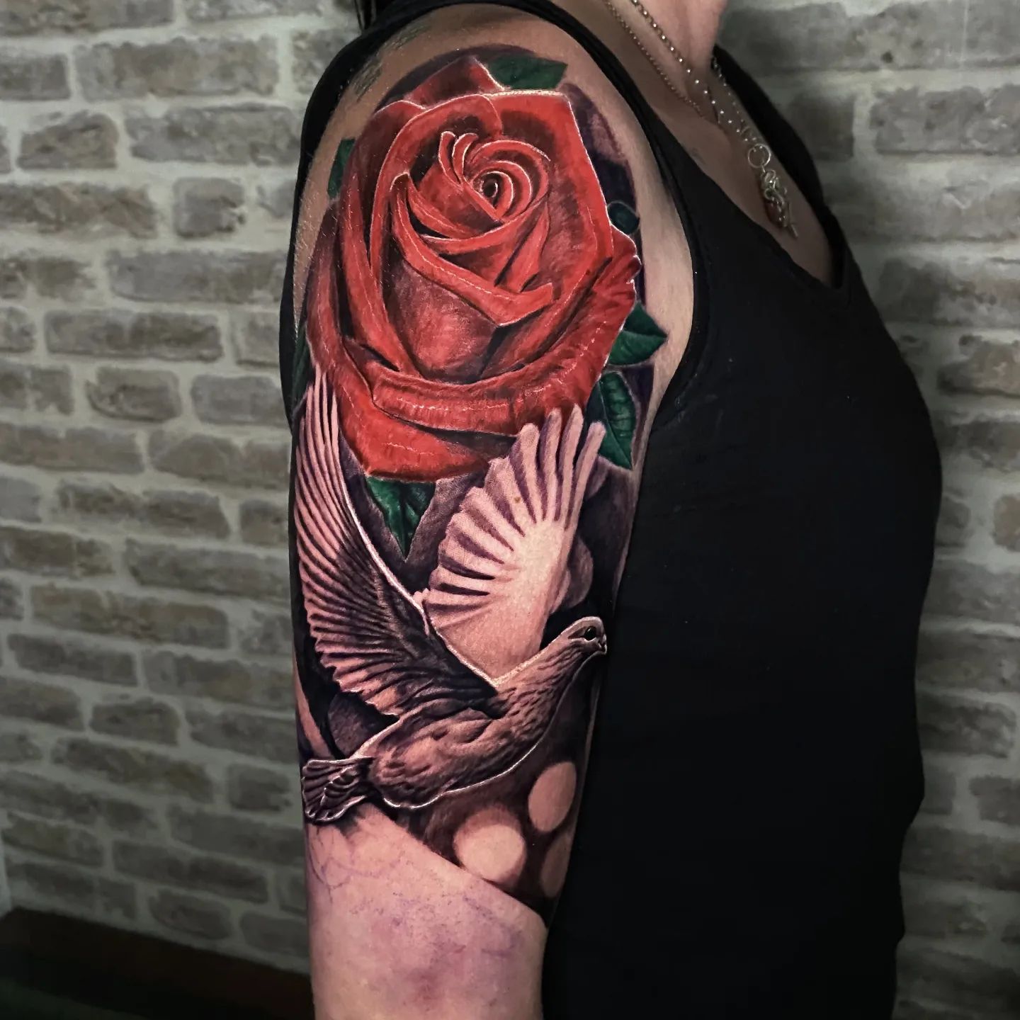 Tatuaje de Paloma y Rosa Roja Colorida