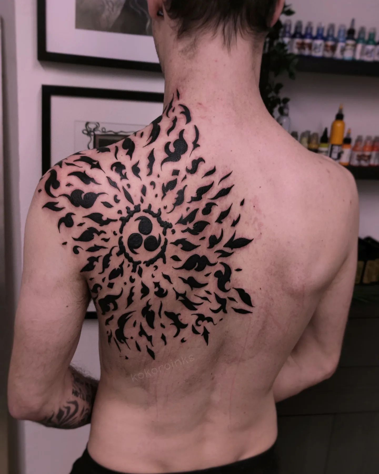 Tatuaje detallado de la marca de la maldición