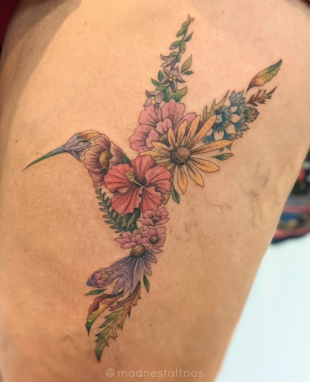 Tatuaje floral de colibrí