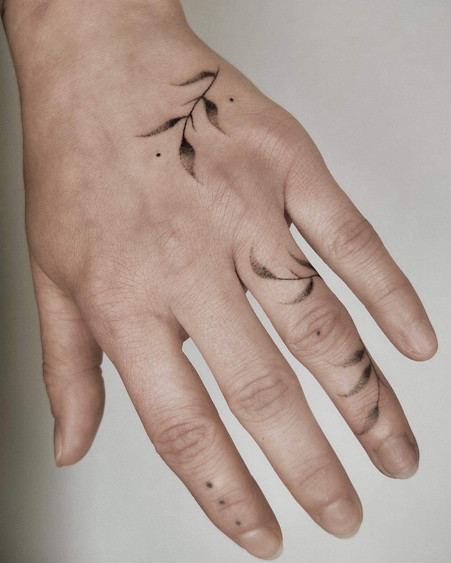 Tatuaje floral en el dedo
