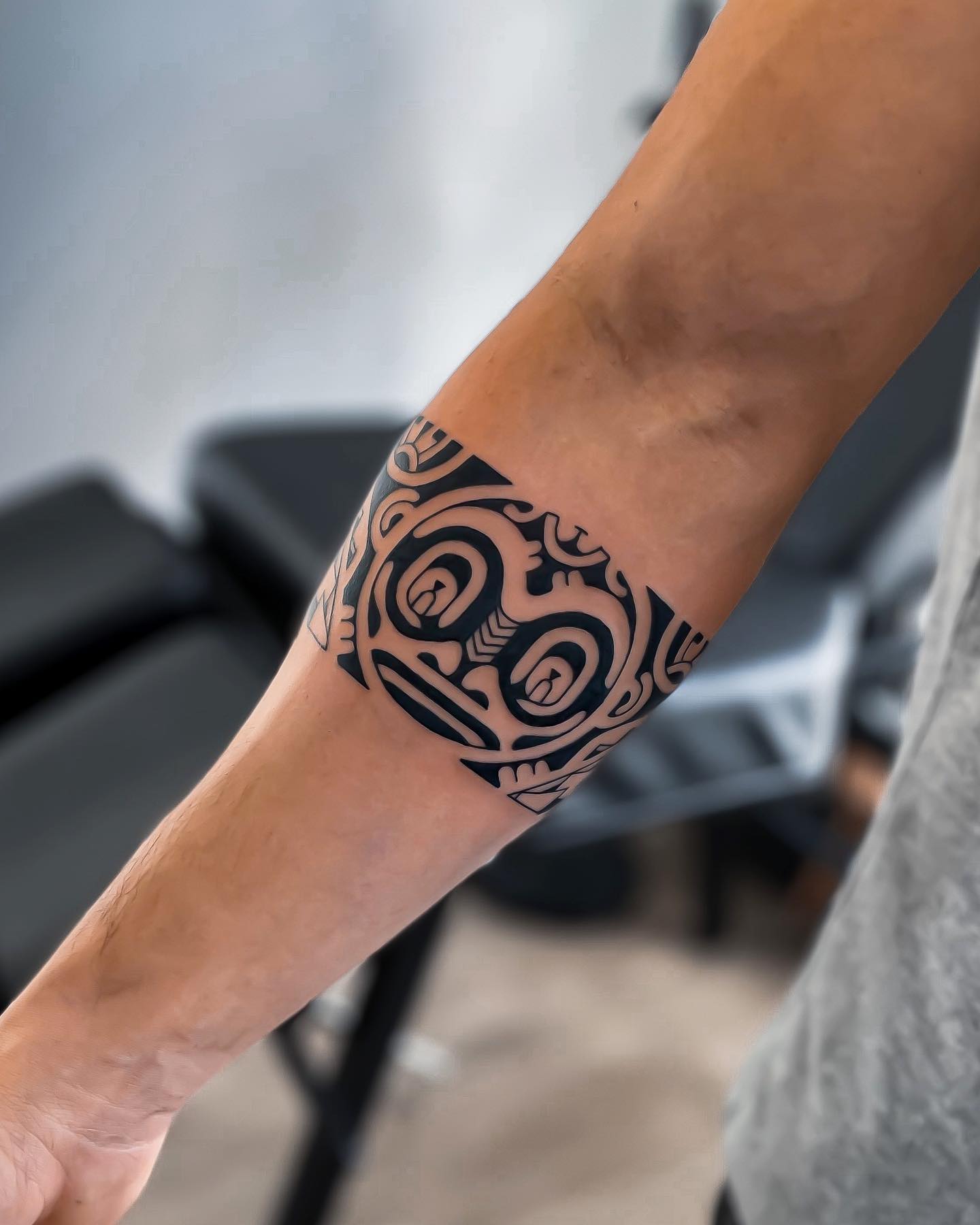 Tatuaje maorí alrededor del brazo