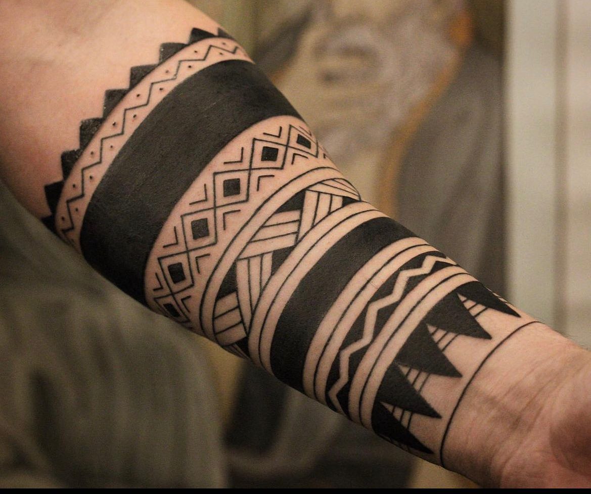Tatuaje Maorí de Línea Negra