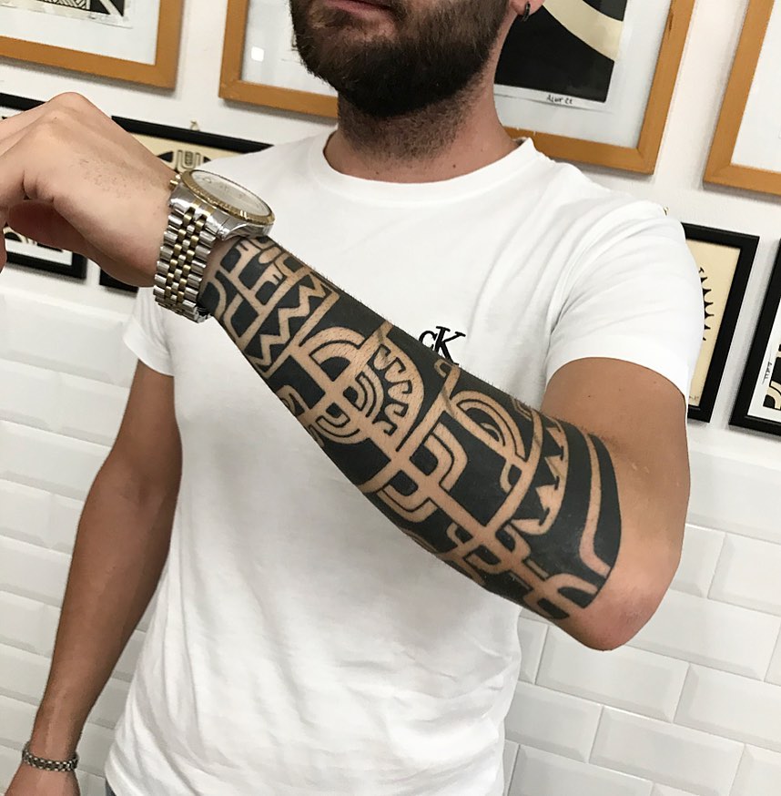 Tatuaje maorí de medio brazo