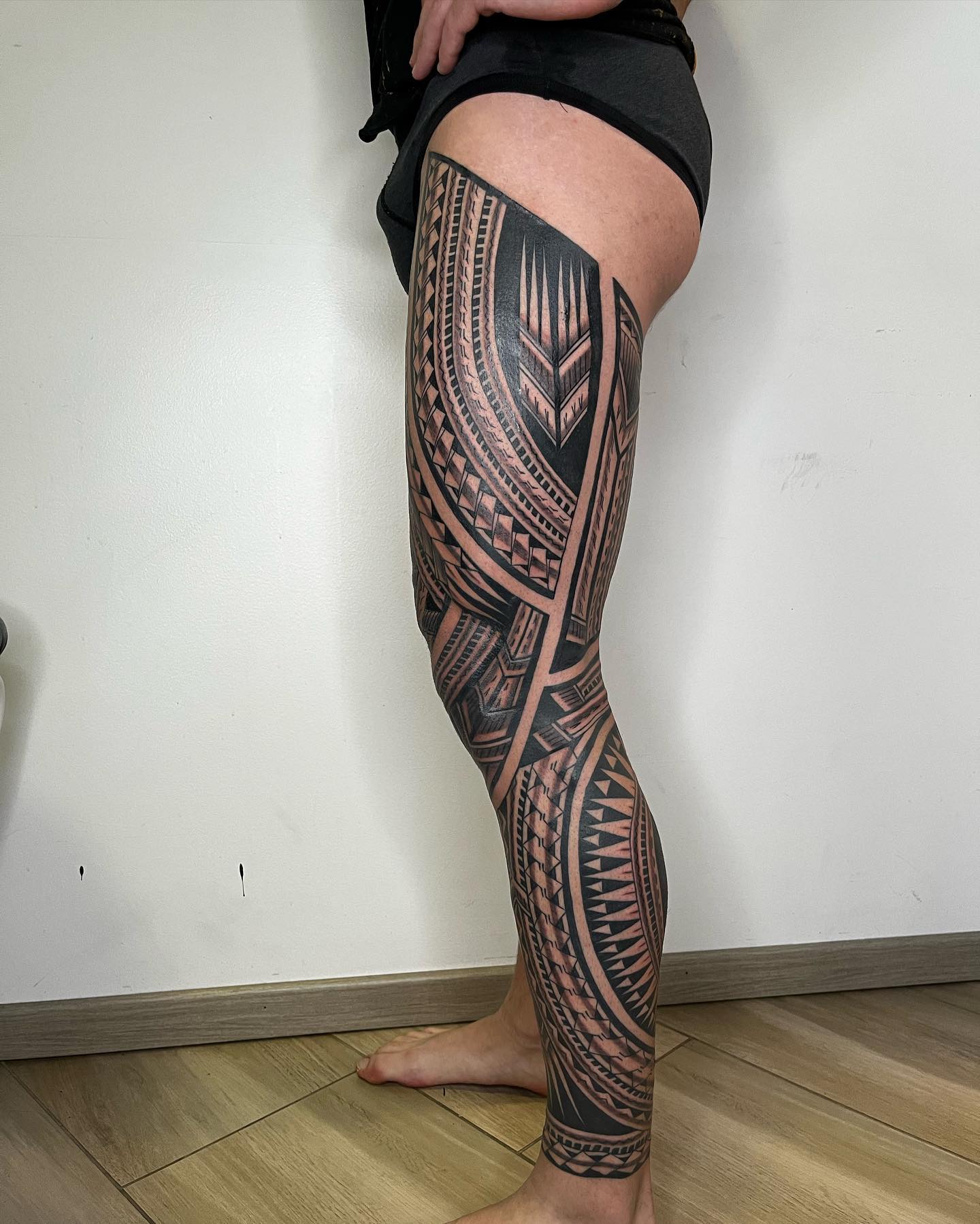 Tatuaje Maorí de Pierna Grande