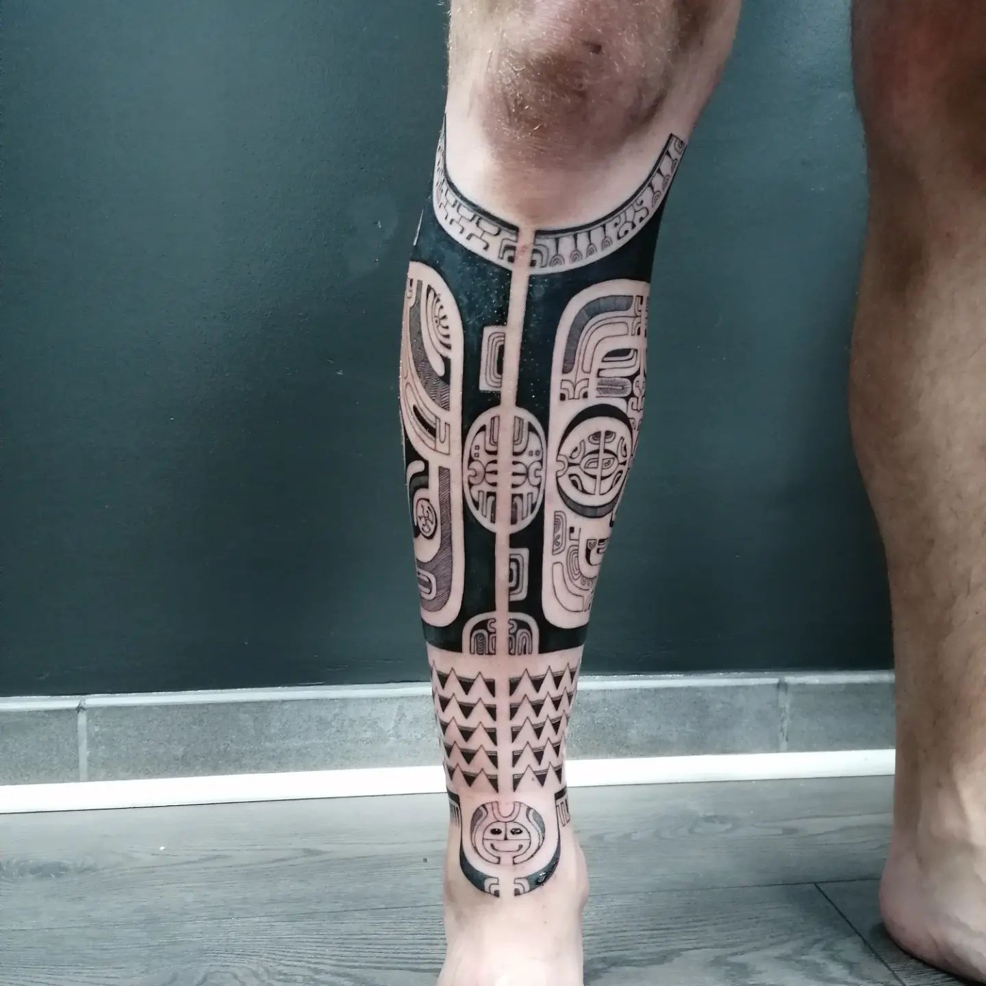 Tatuaje maorí de ternero fresco.