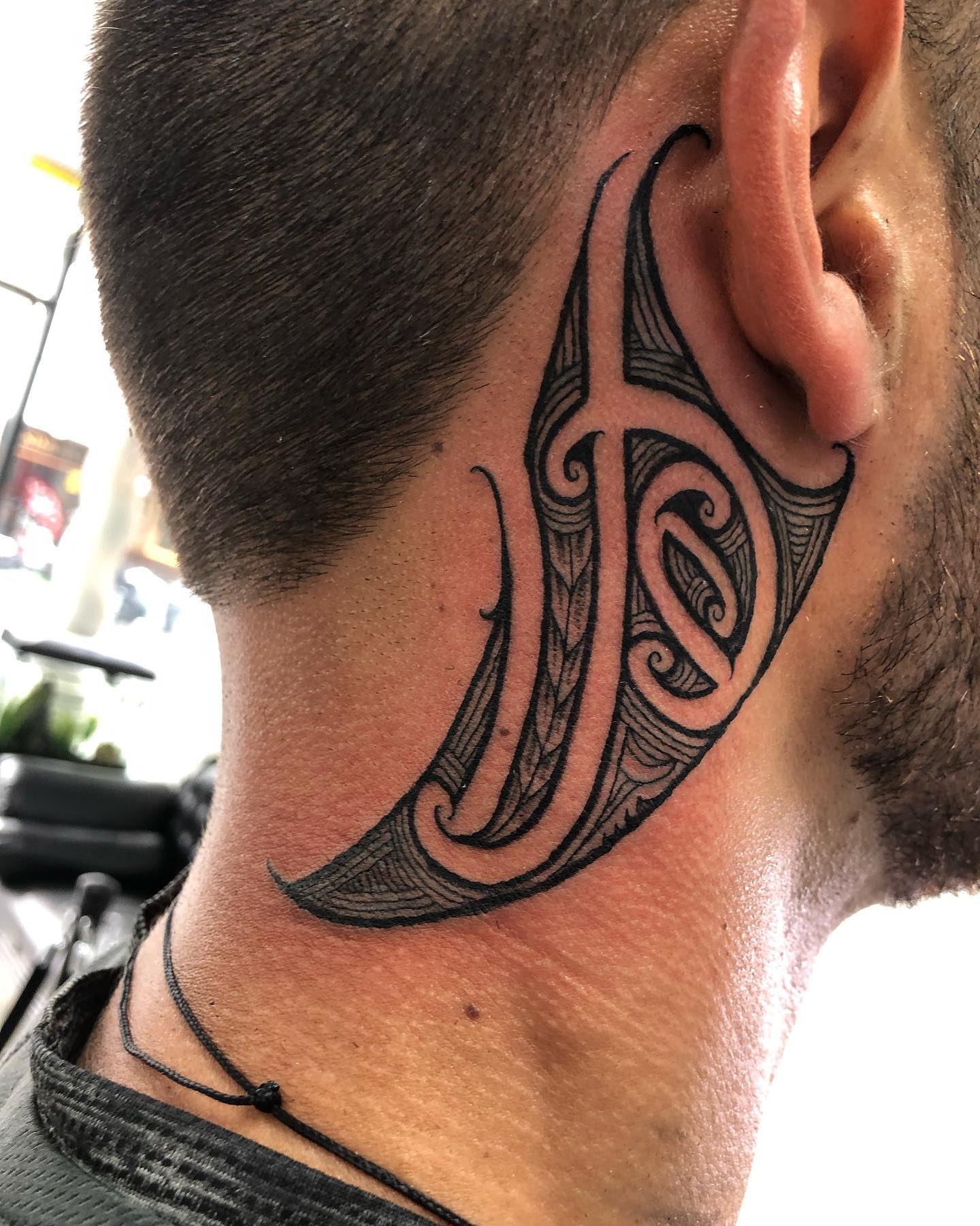 Tatuaje maorí en el cuello