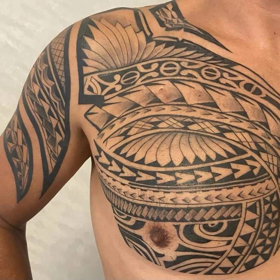 Tatuaje Maorí en el pecho.