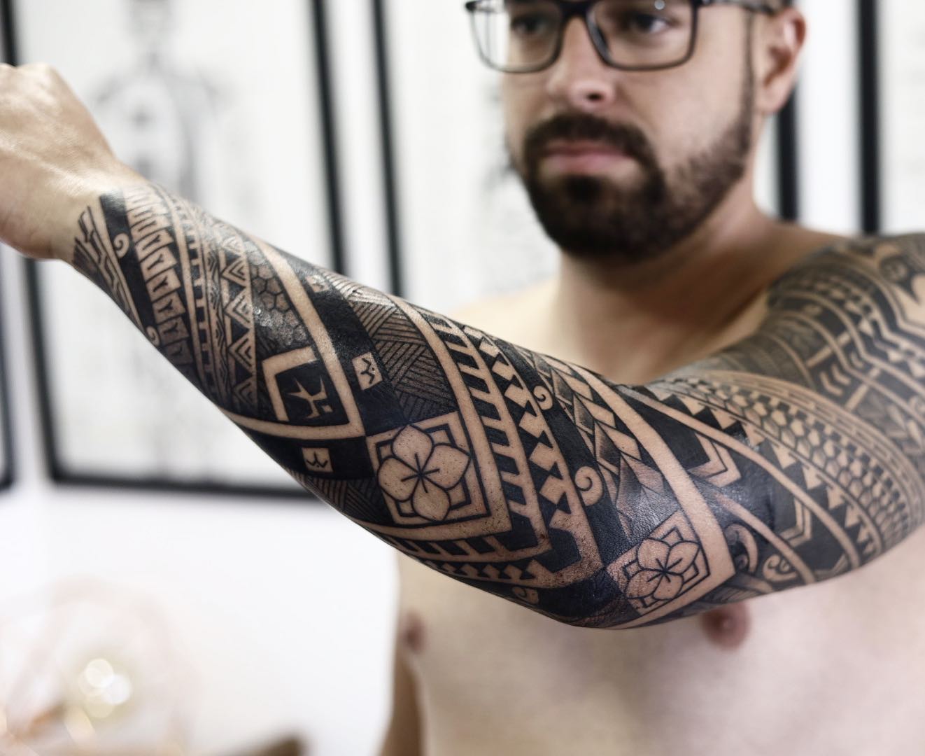 Tatuaje maorí en la manga fresco