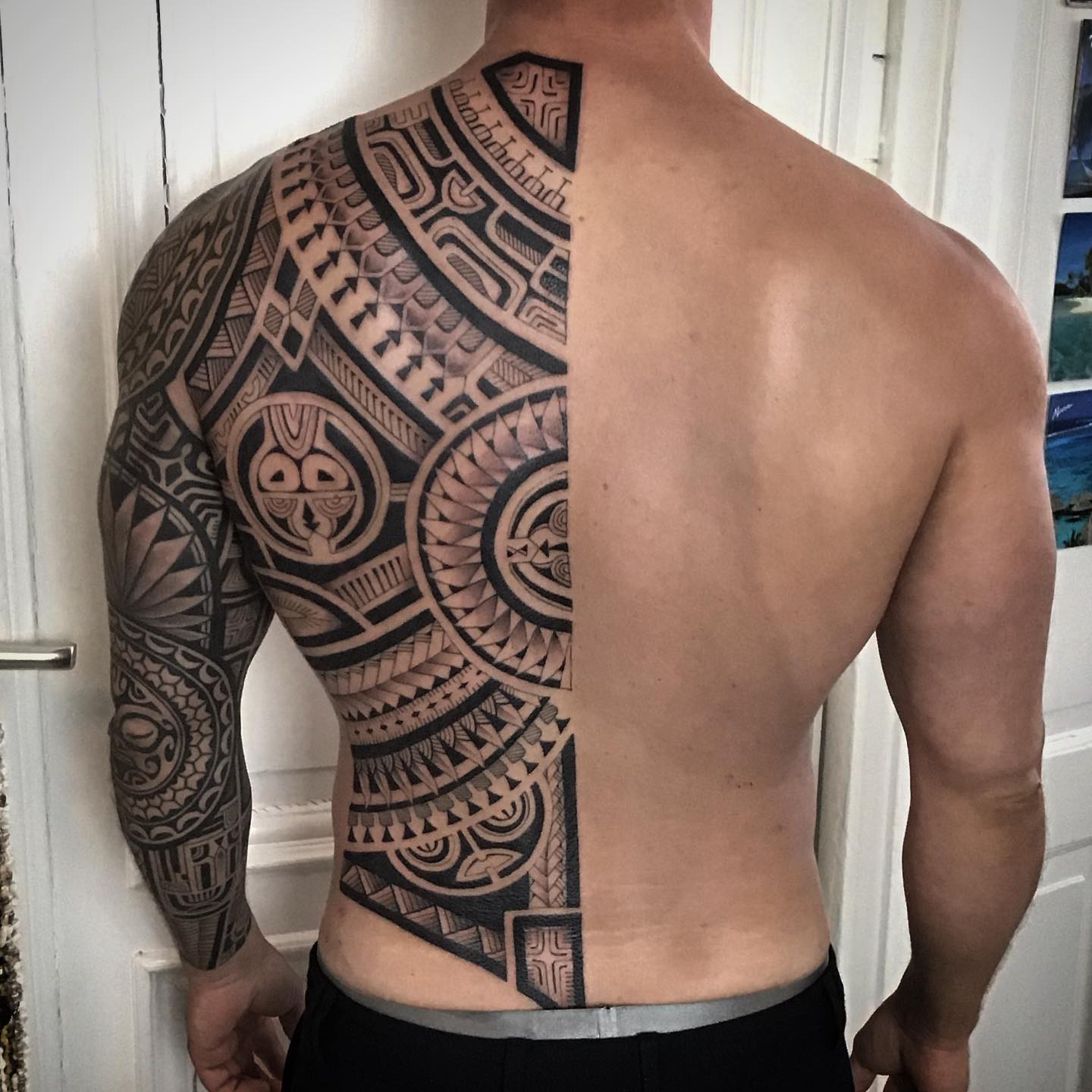 Tatuaje Maorí Negro en la Espalda.