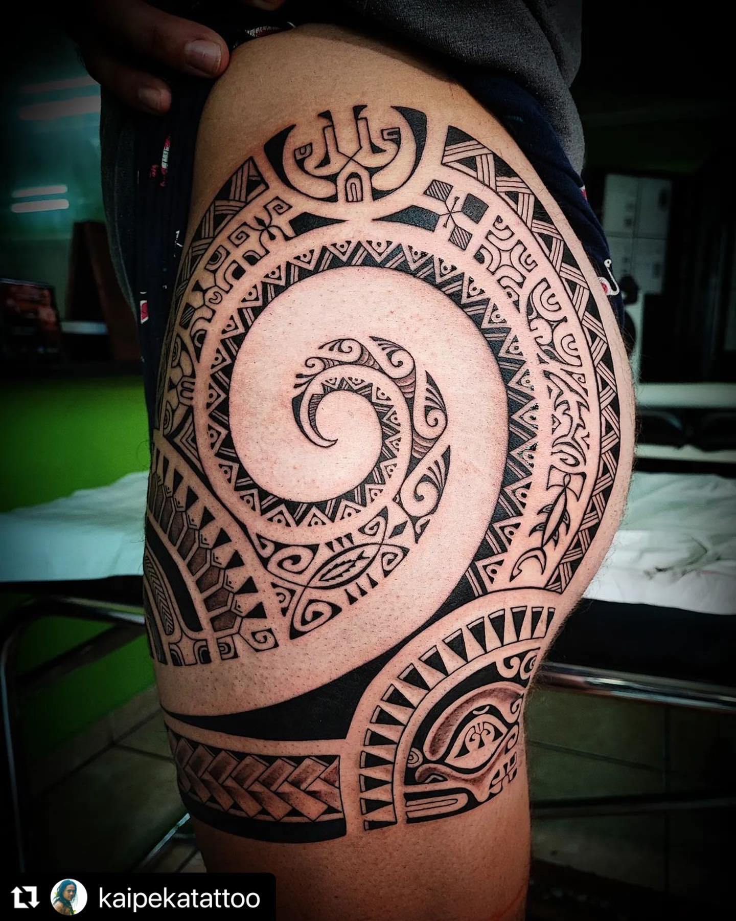 Tatuaje Maorí para Mujeres en el Muslo