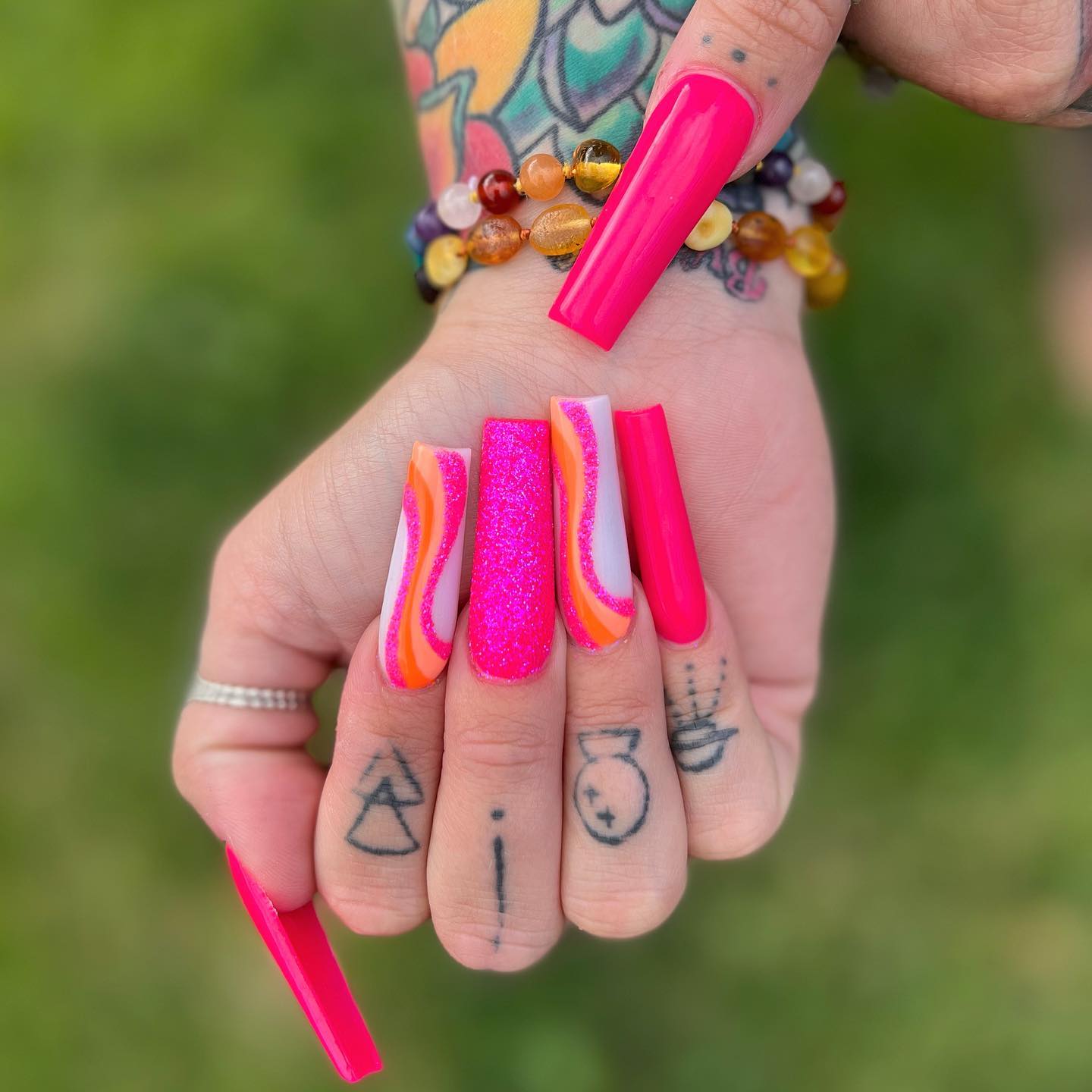 Tatuaje pequeño y detallado en el dedo
