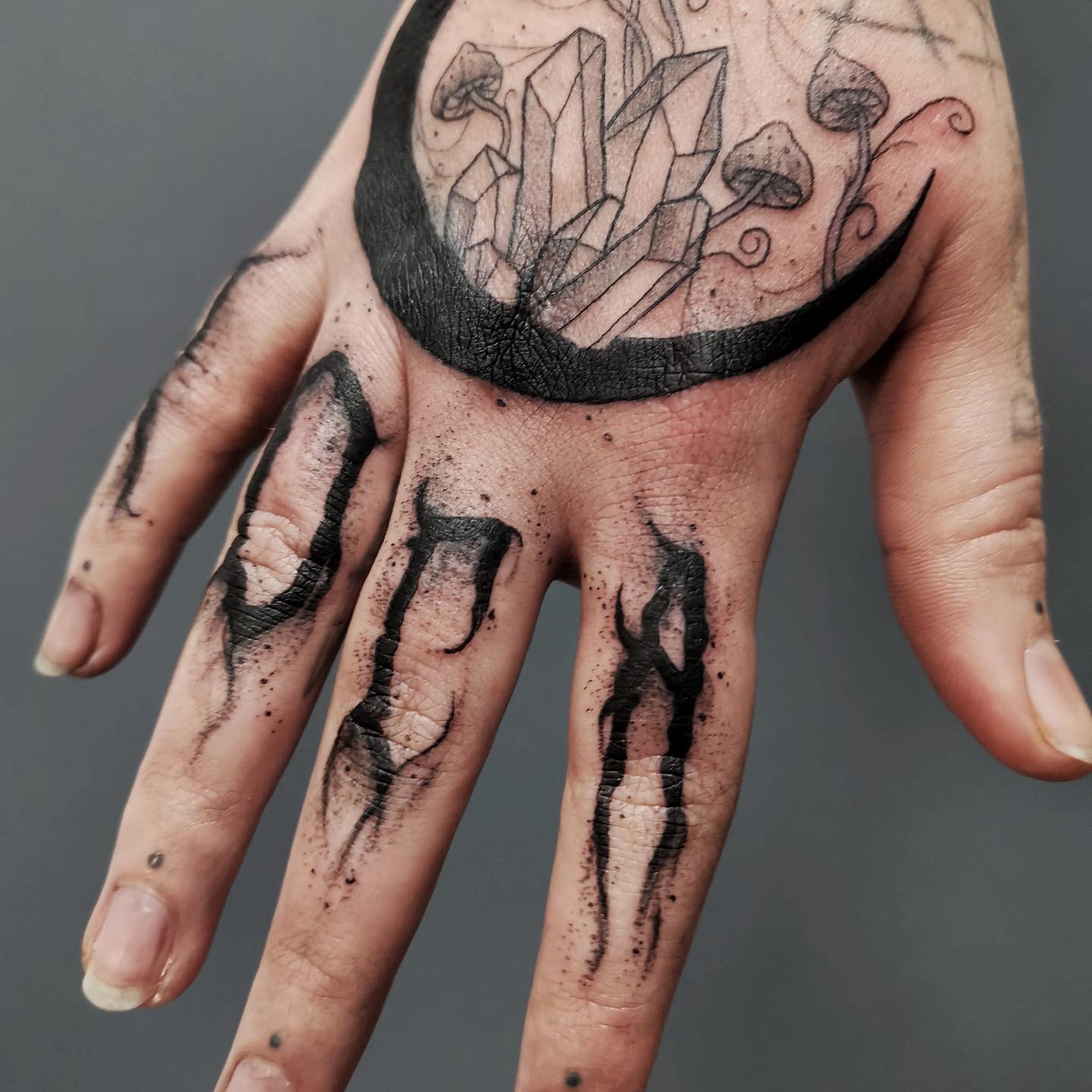 Tatuajes artísticos en los dedos