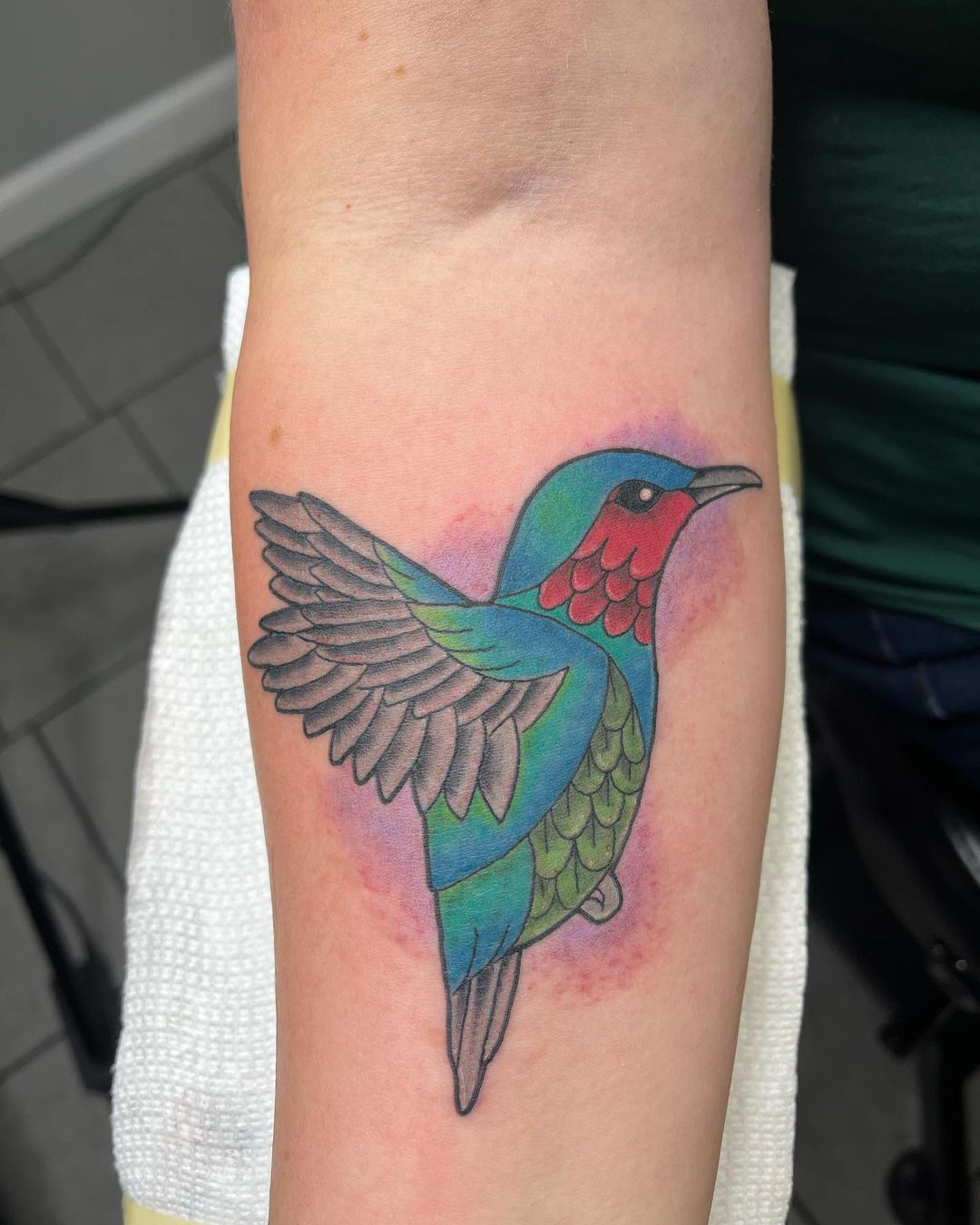 Tatuajes de colibrí en el antebrazo