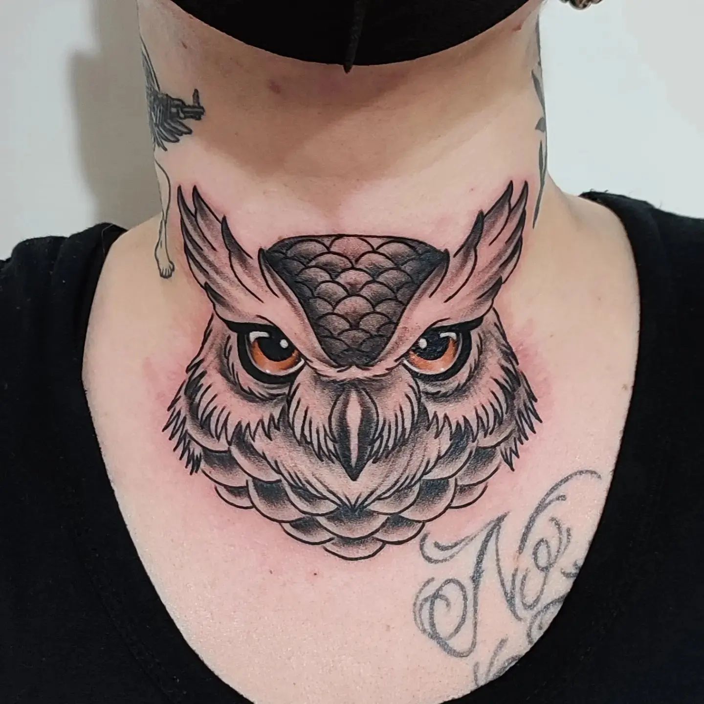 Diseño de Tatuaje de Búho en el Cuello