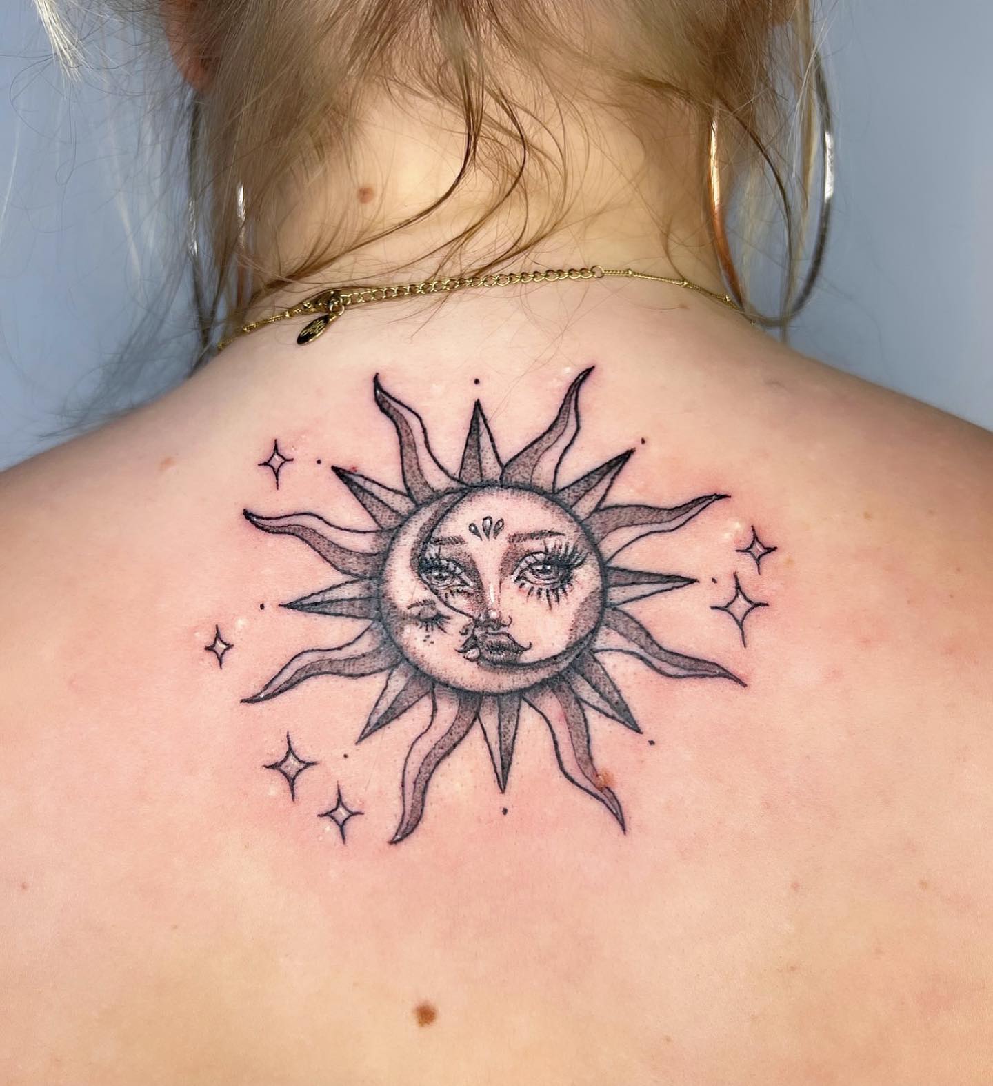 Diseño de tatuaje de sol en la espalda