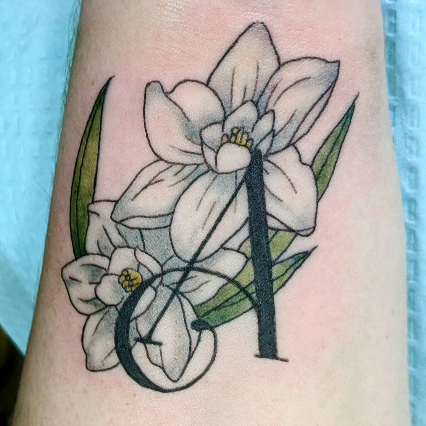 Flor de Narciso con tatuaje de letra