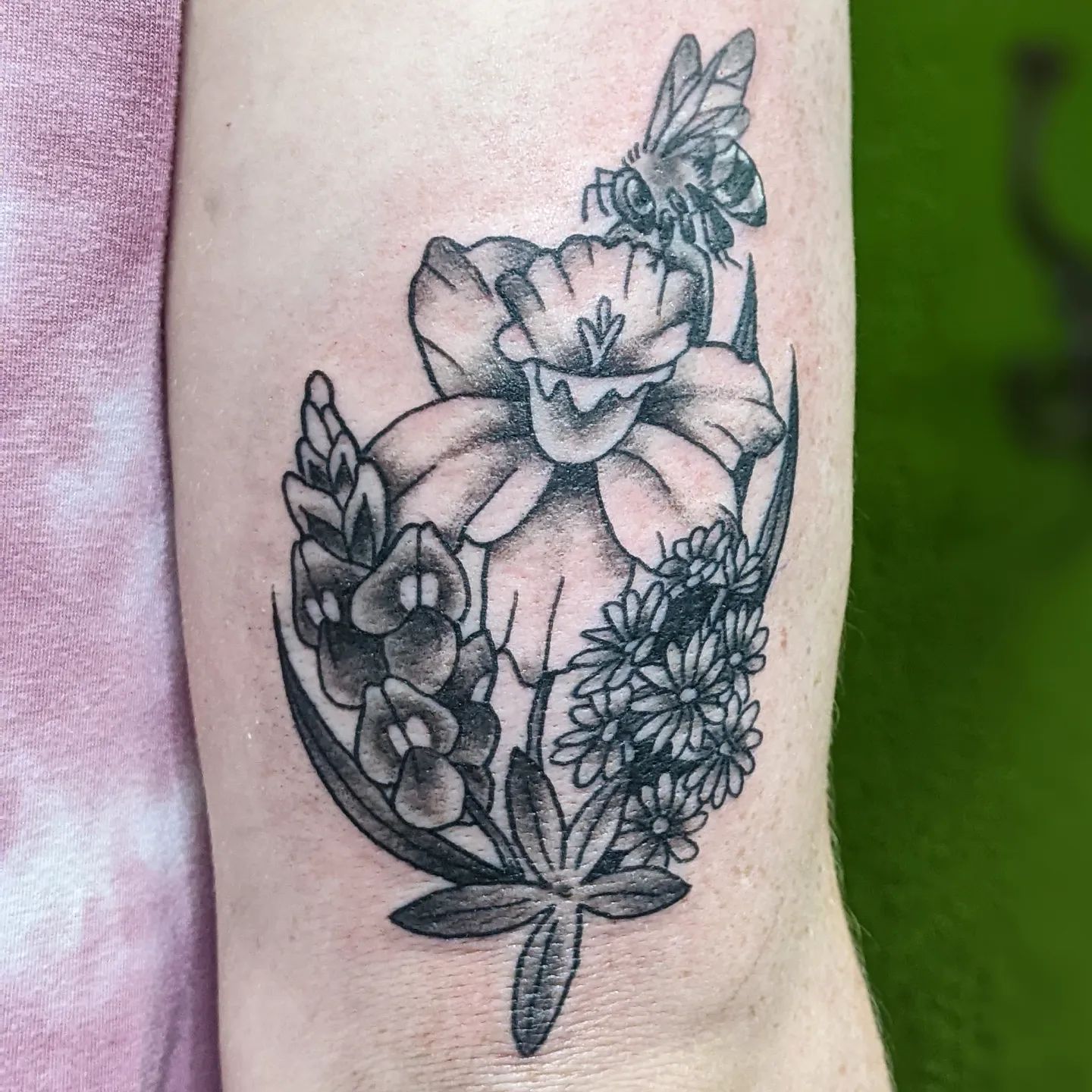 Flor de Narciso y Tatuaje de Abeja