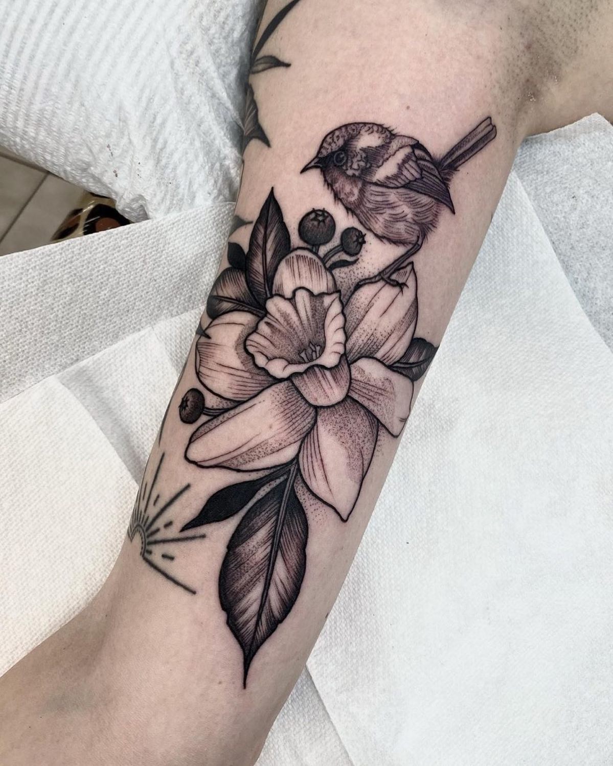 Flor de Narciso y Tatuaje de Pájaro
