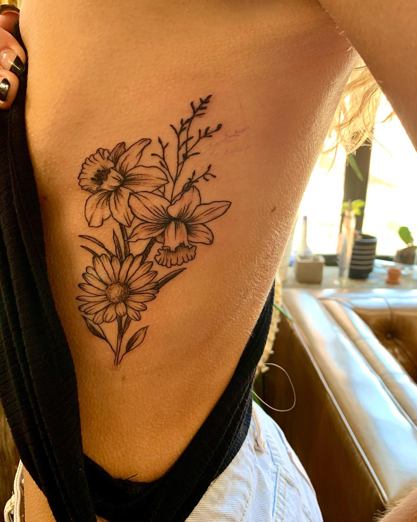 Flor de Narciso y Tatuaje de Ramillete de Margaritas