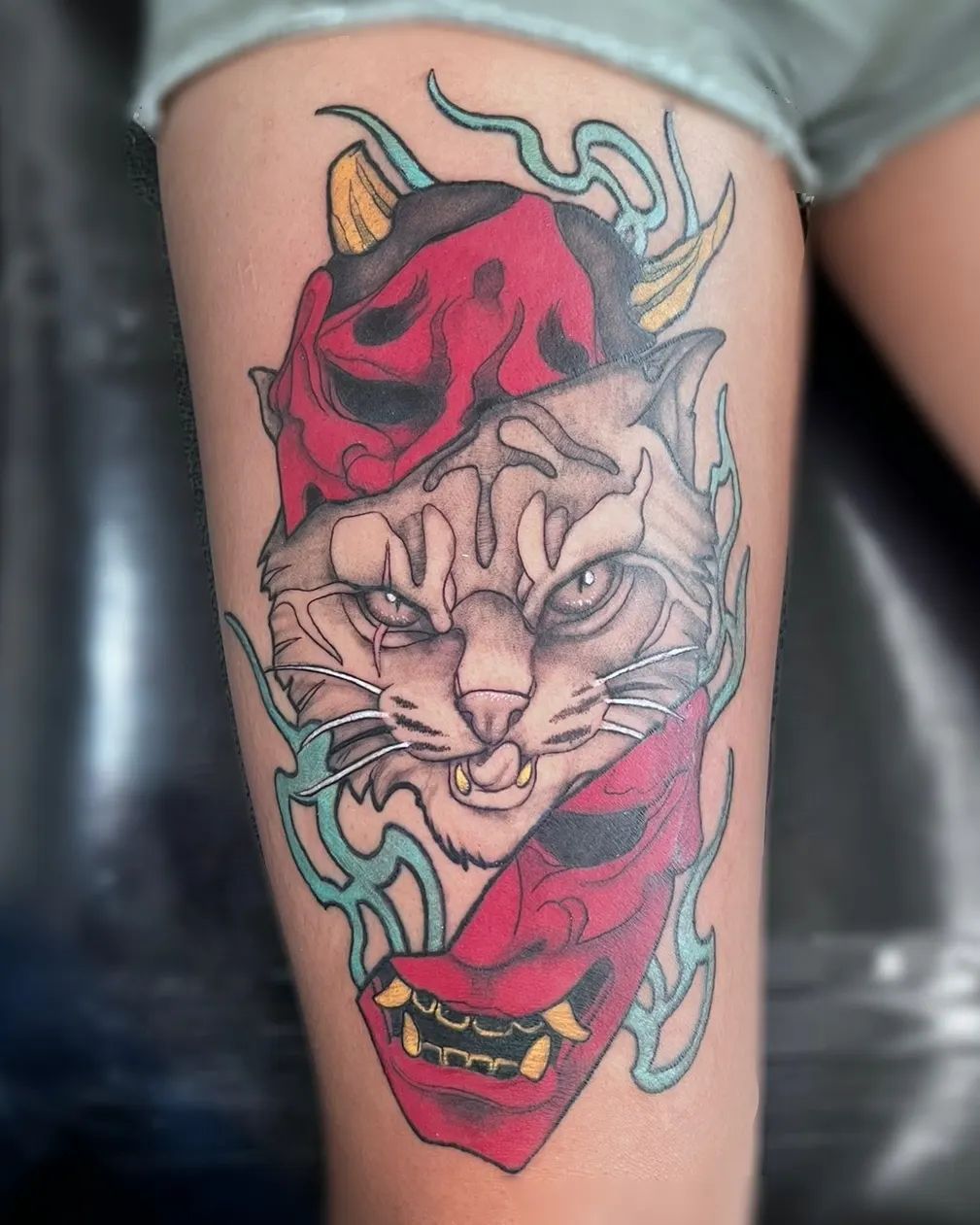 Gato y tatuaje de máscara de Oni