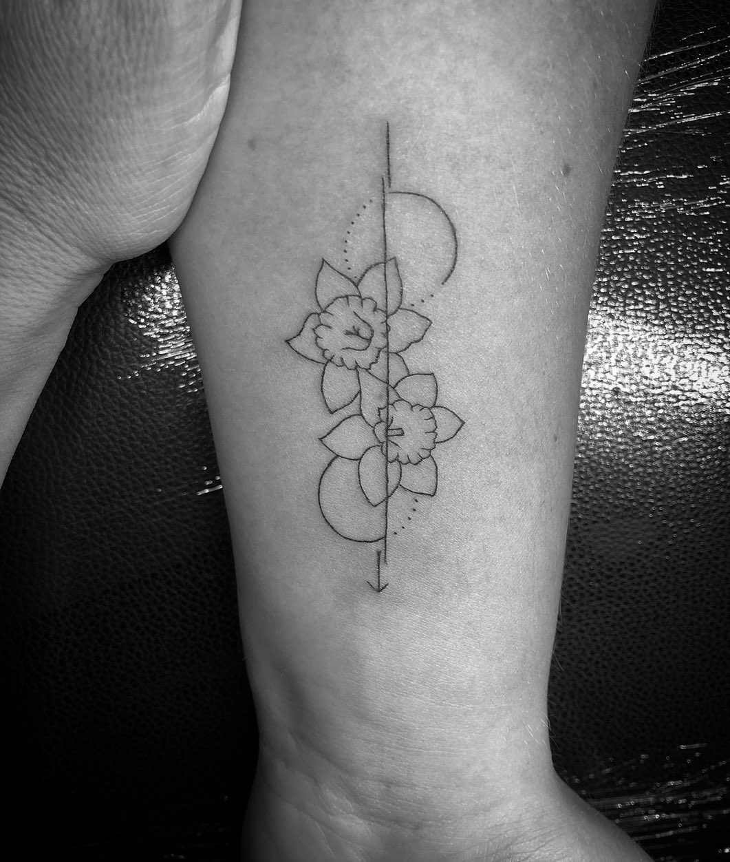 Línea Narciso Flor Tatuaje