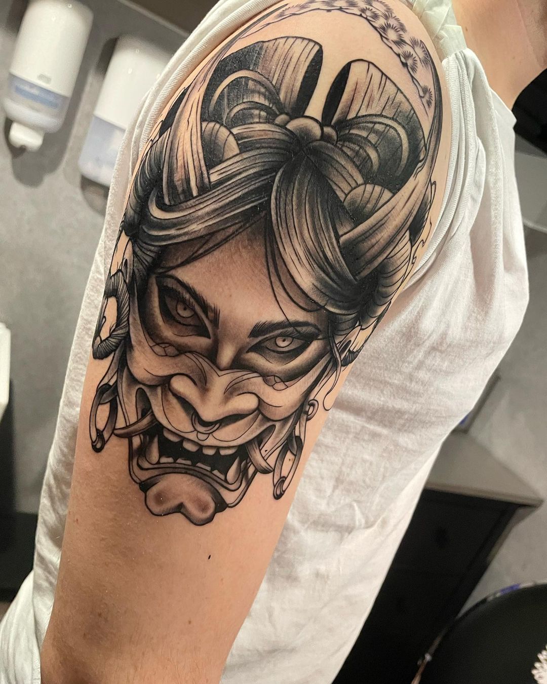 Mujer con tatuaje de máscara Oni