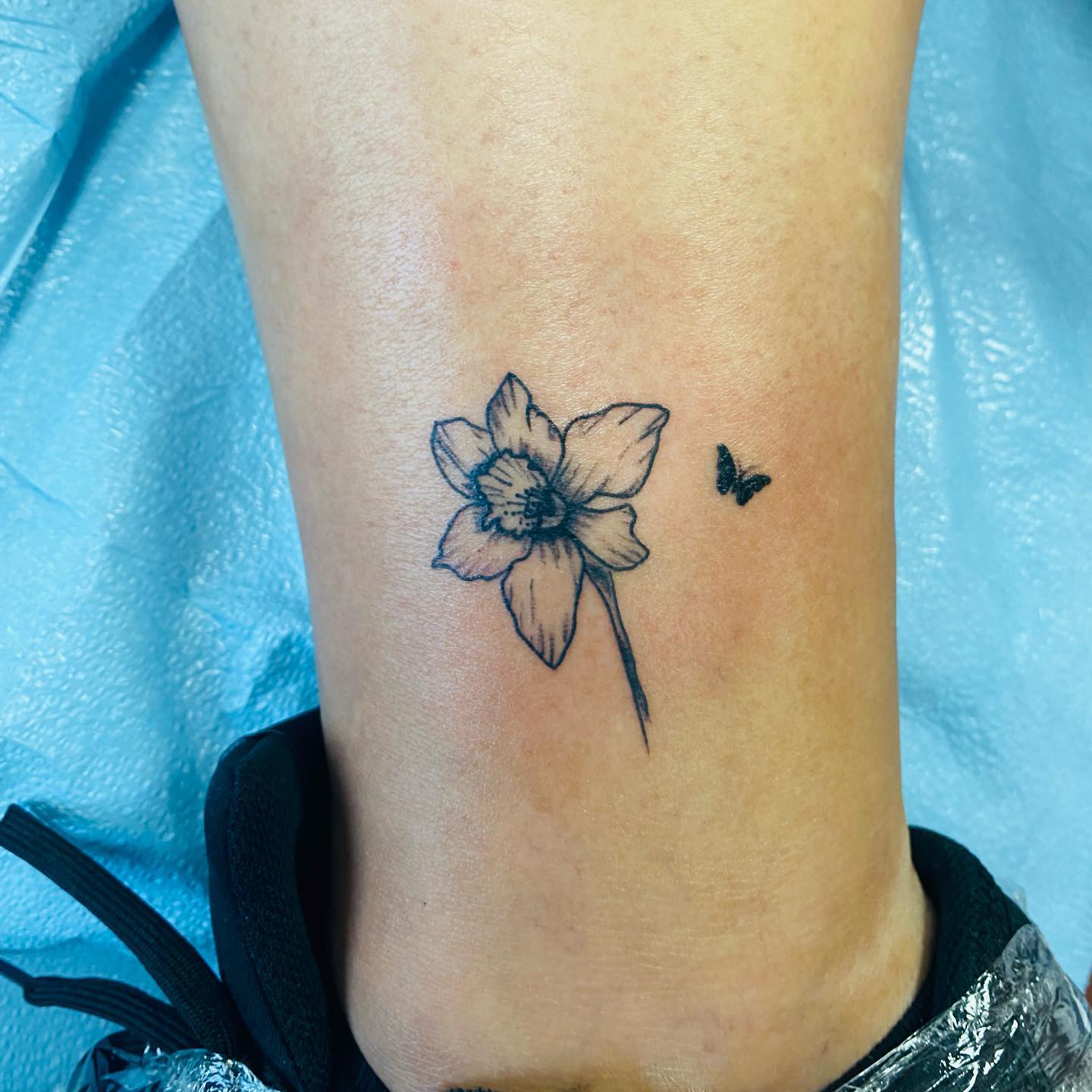 Pequeña flor de Narciso y Tatuaje de Mariposa