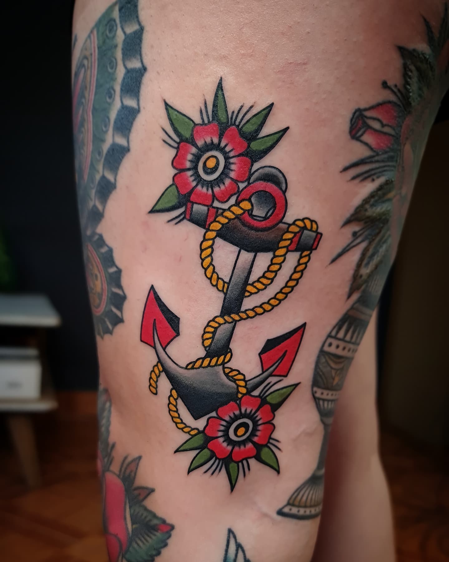 Tatuaje de Ancla con Flores.