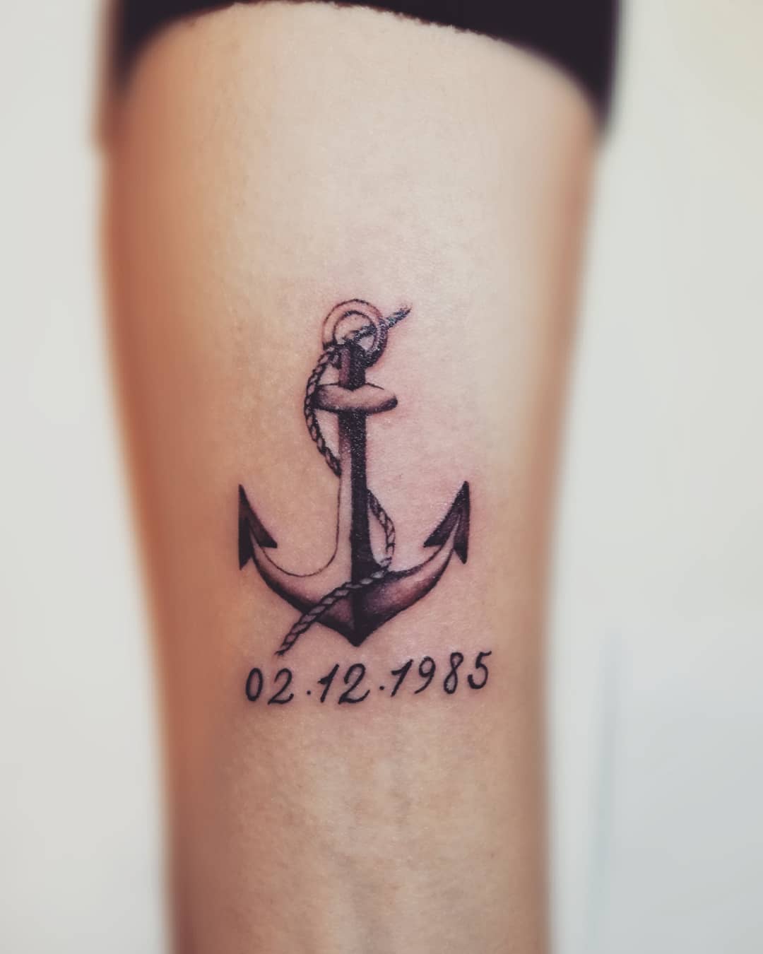 Tatuaje de ancla con una fecha