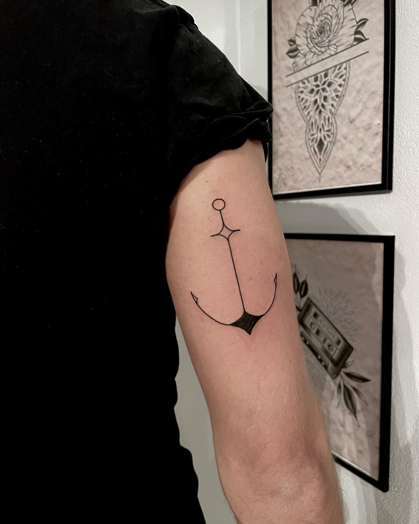 Tatuaje de Ancla en Tinta Negra