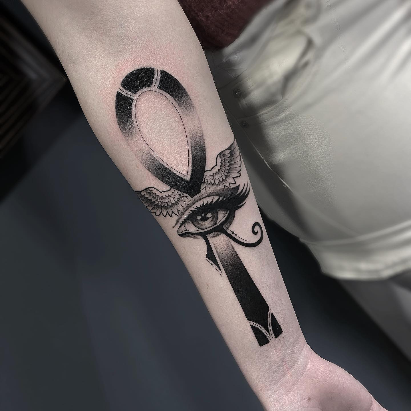 Tatuaje de Ankh sexy bajo el pecho