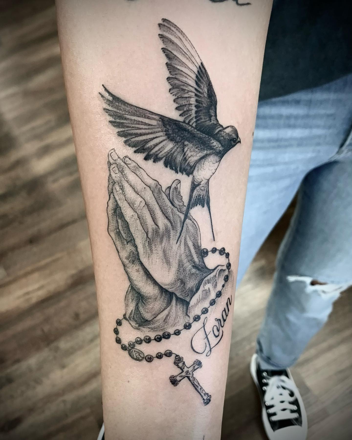 Tatuaje de ave y manos rezando