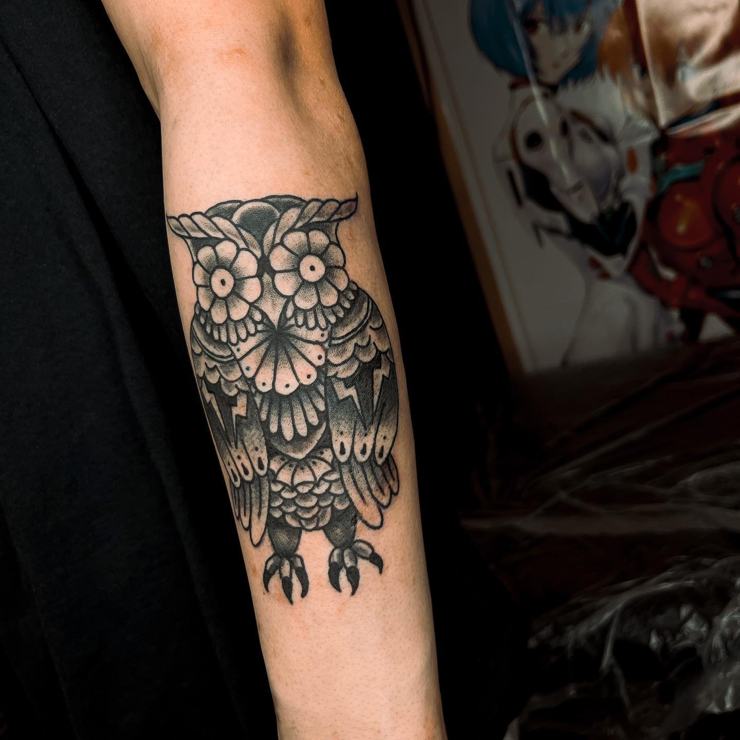 Tatuaje de búho en el brazo.