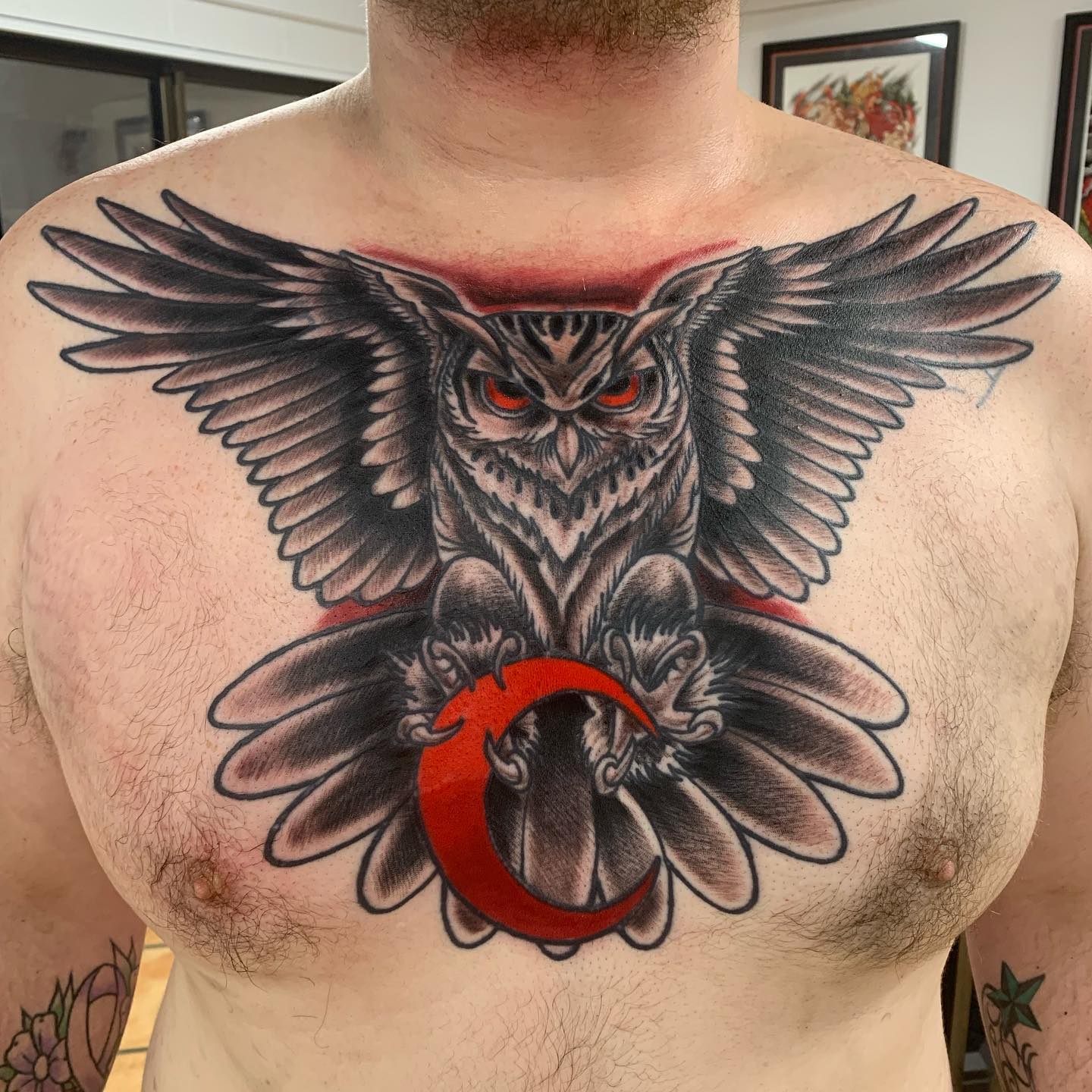 Tatuaje de búho negro en el pecho