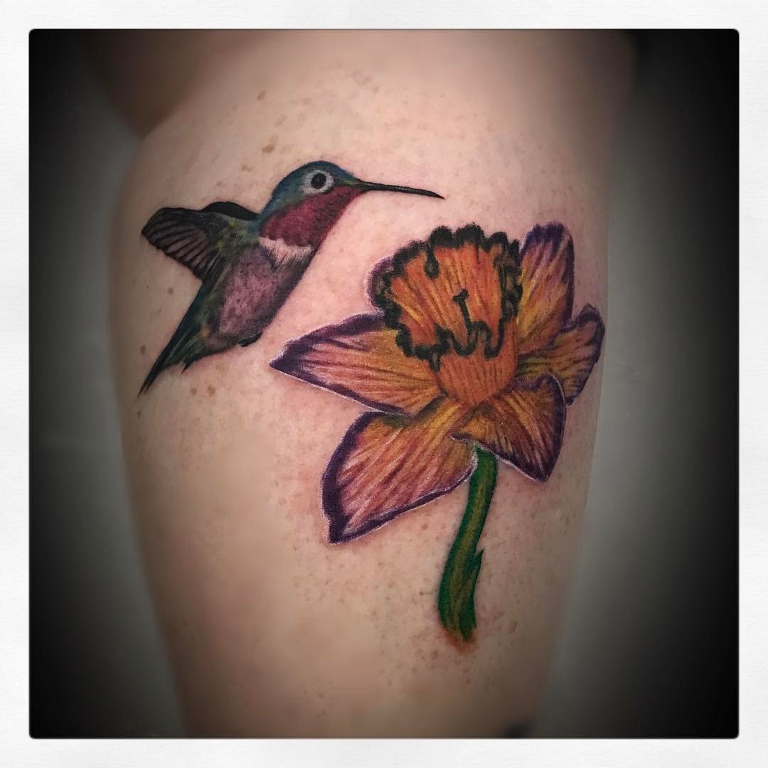 Tatuaje de Colibrí y Flor Narciso