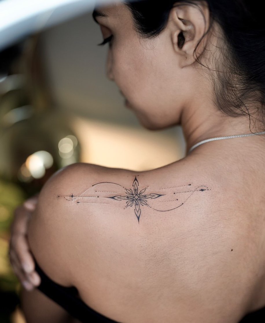 Tatuaje de espalda negro y artístico