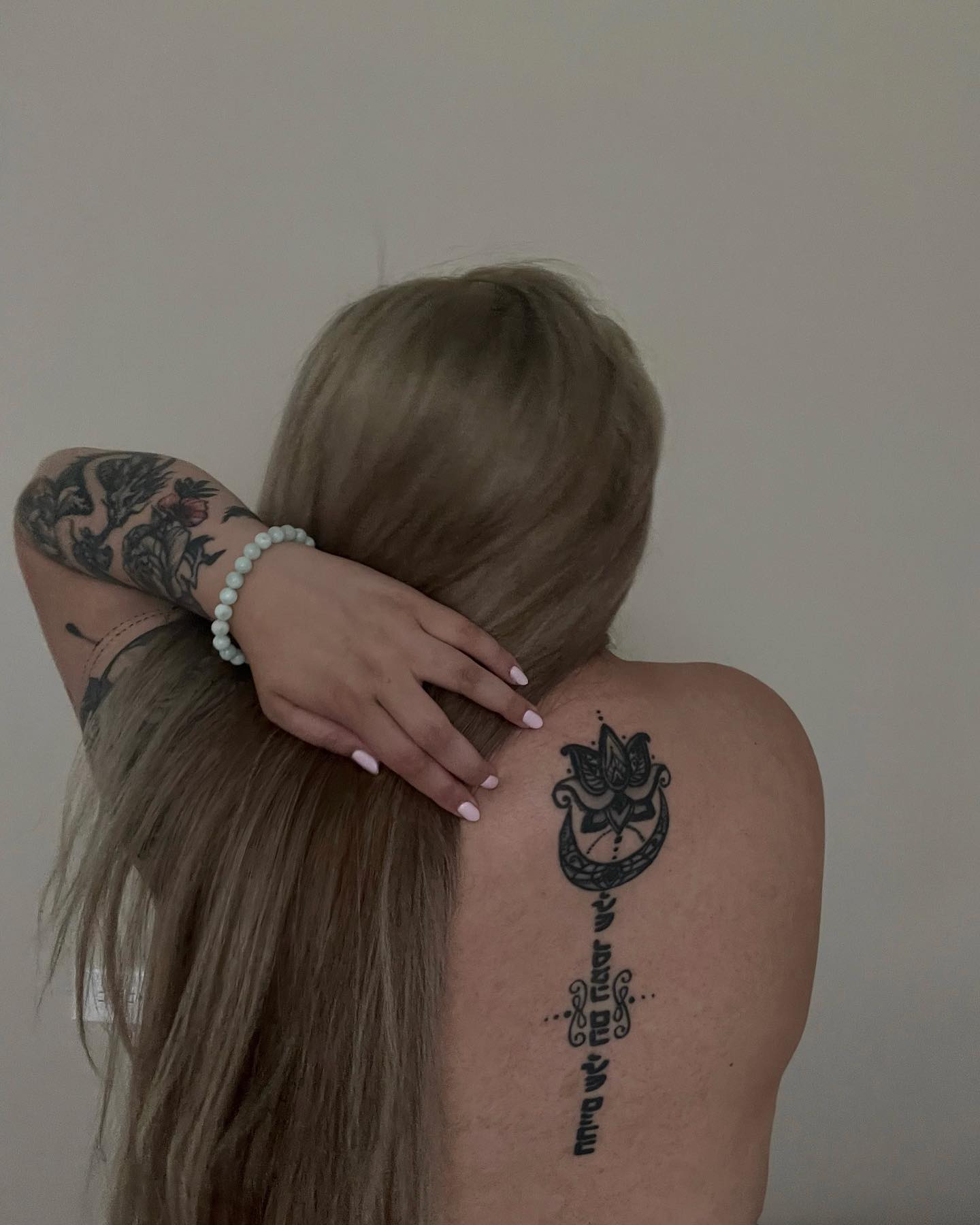 Tatuaje de Flor de Loto en la Espalda