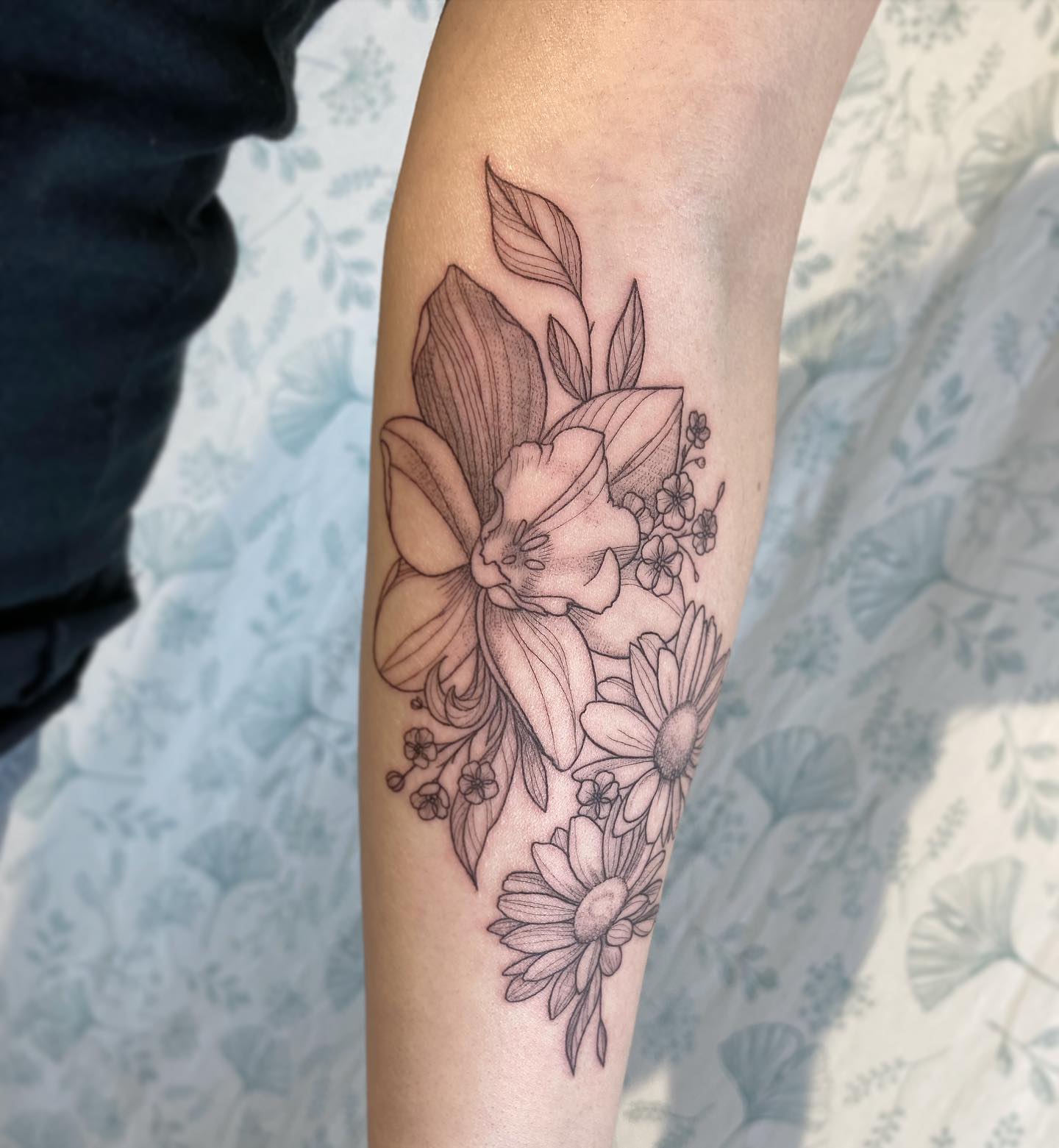 Tatuaje de Flor de Narciso Elegante y Margarita