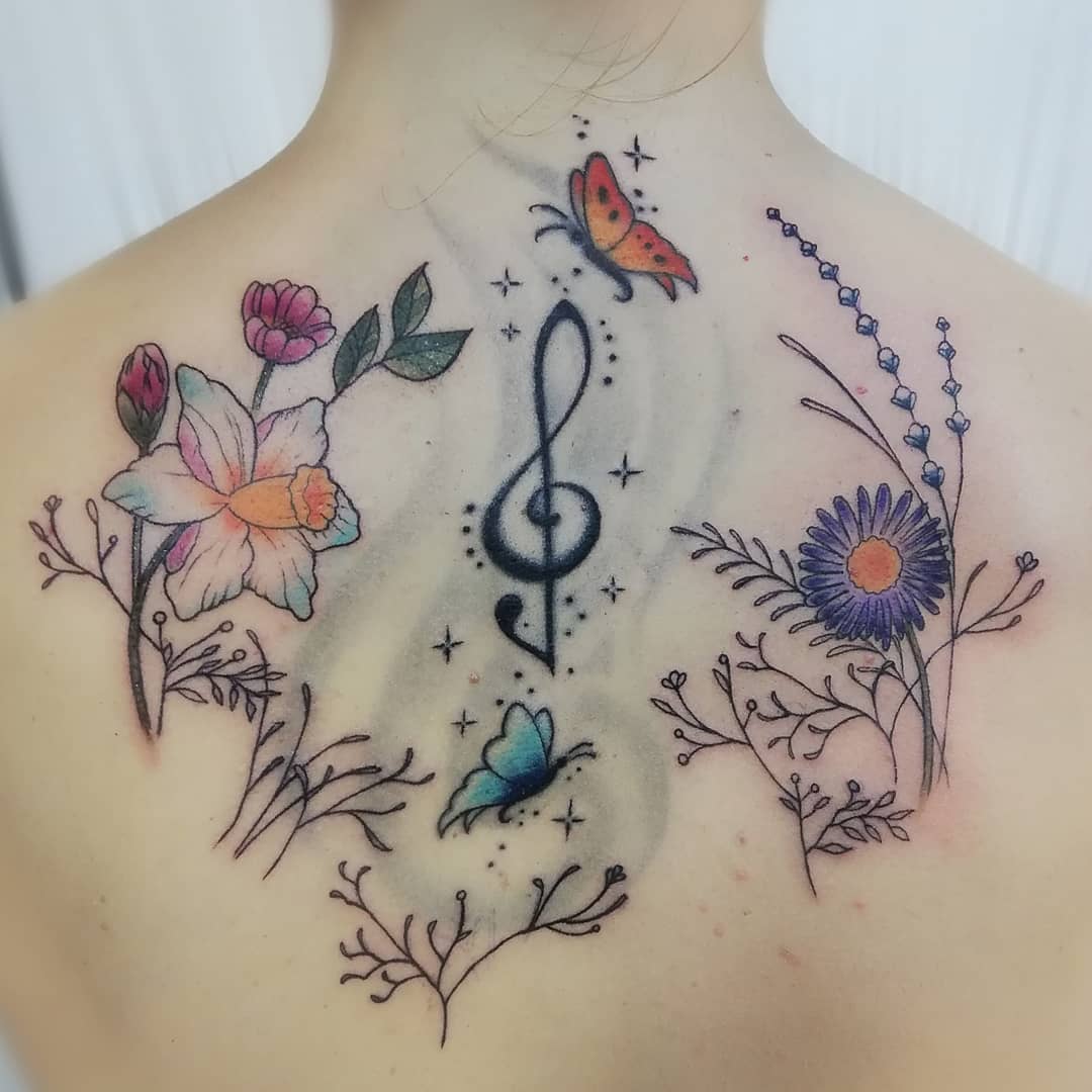 Tatuaje de flor de narciso en la espalda.