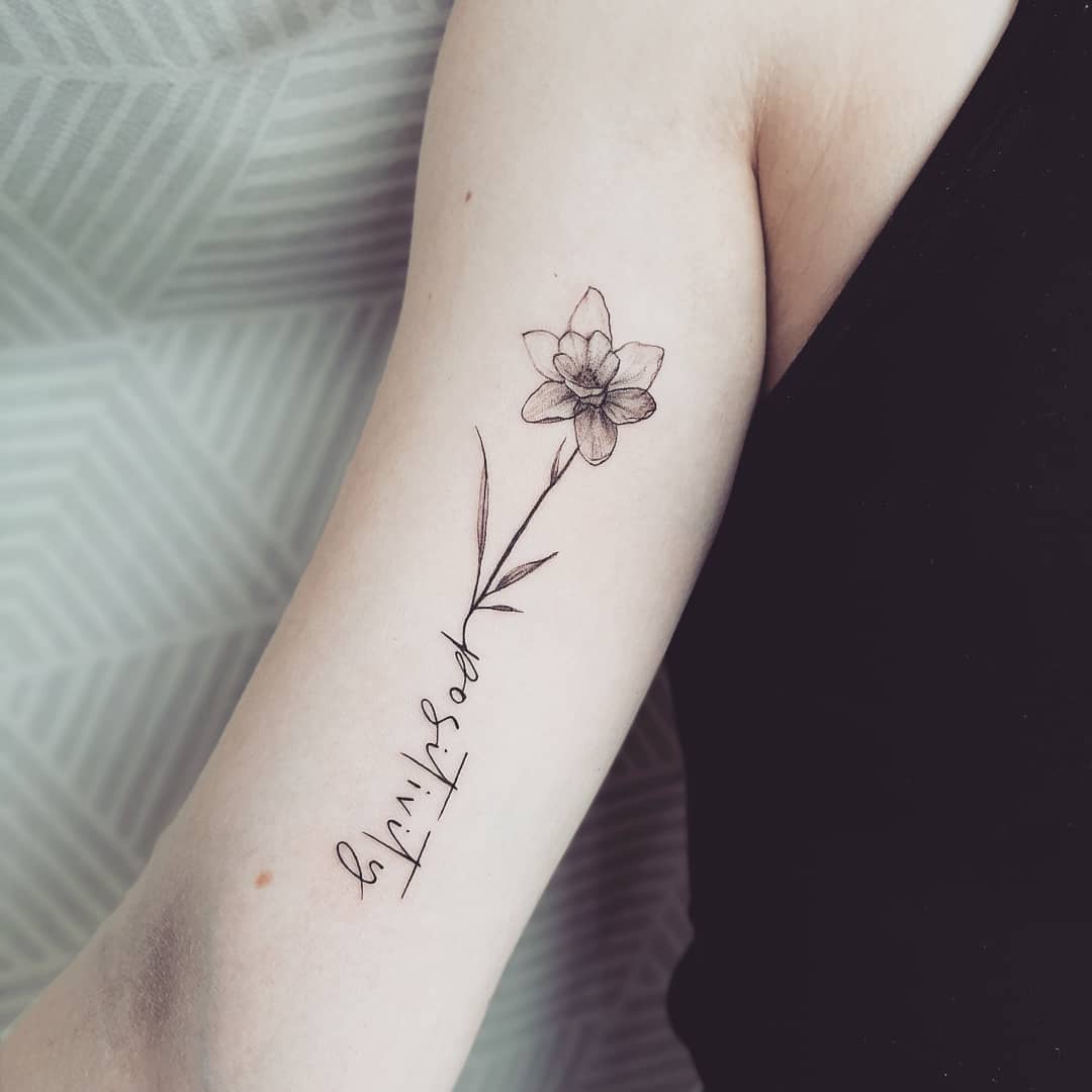 Tatuaje de flor de Narciso minimalista.