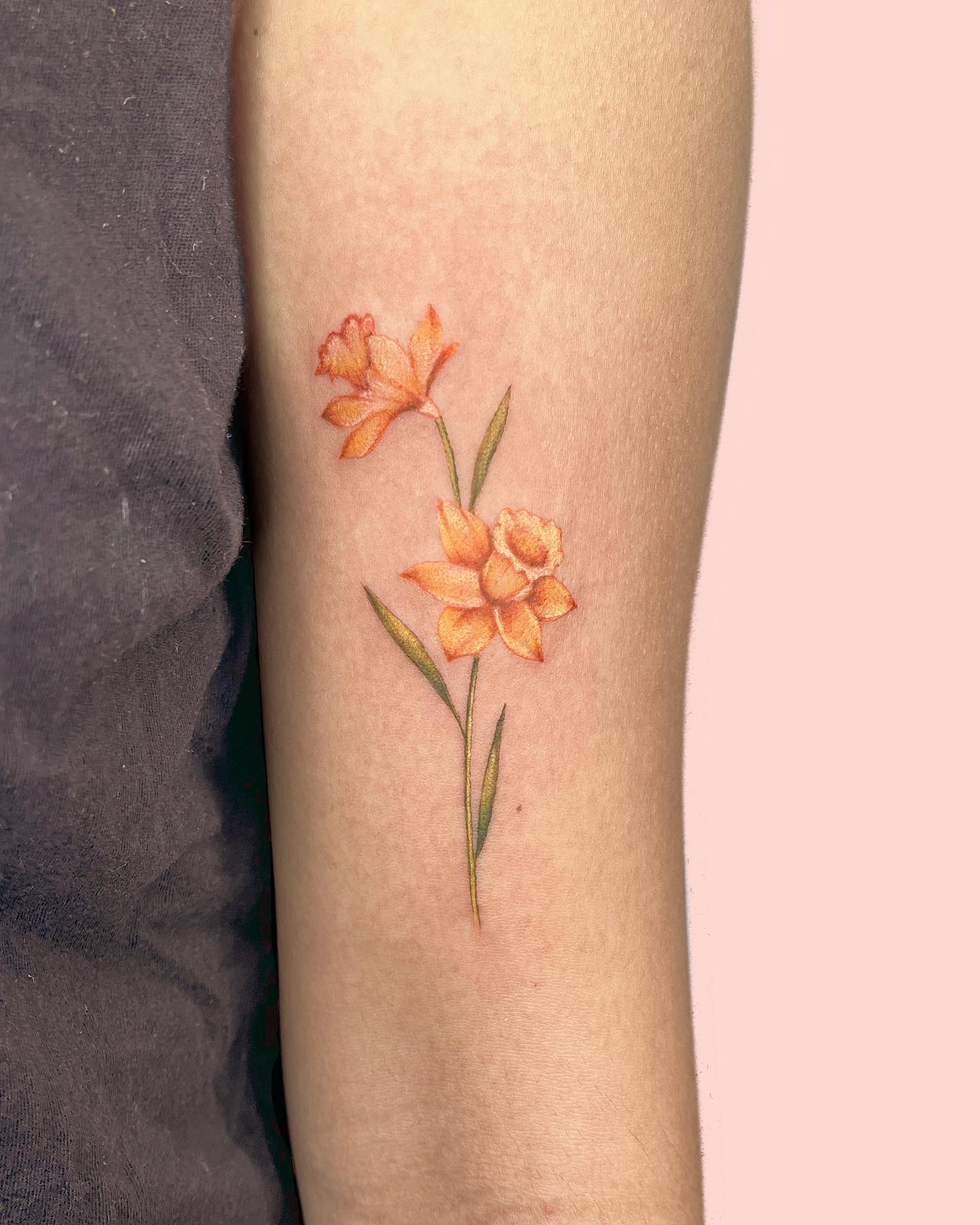 Tatuaje de flor de Narciso naranja.