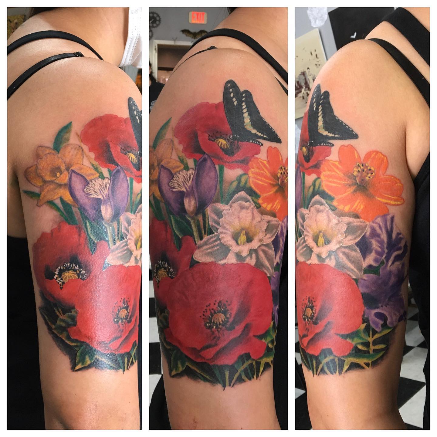 Tatuaje de flor de narciso realista