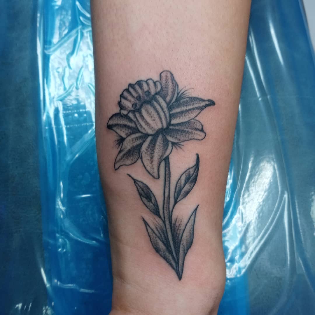 Tatuaje de flor de Narciso sencilla