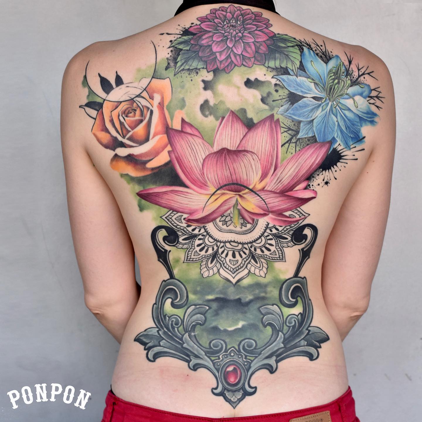 Tatuaje de Flor en la Espalda Brillante