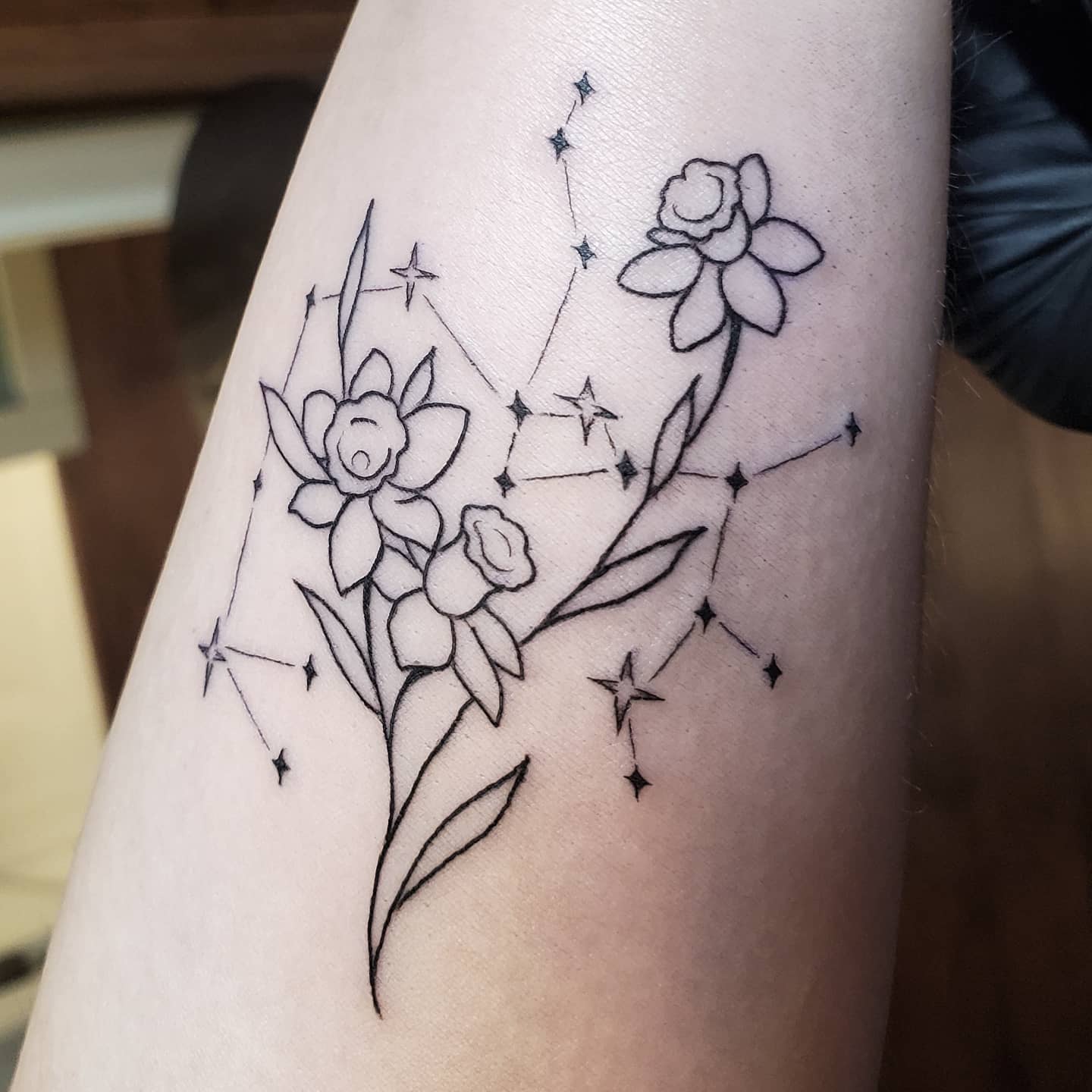 Tatuaje de flor Narciso astrológico