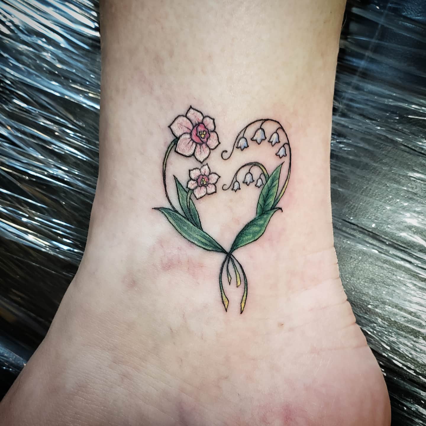 Tatuaje de Flor Narciso en Forma de Corazón