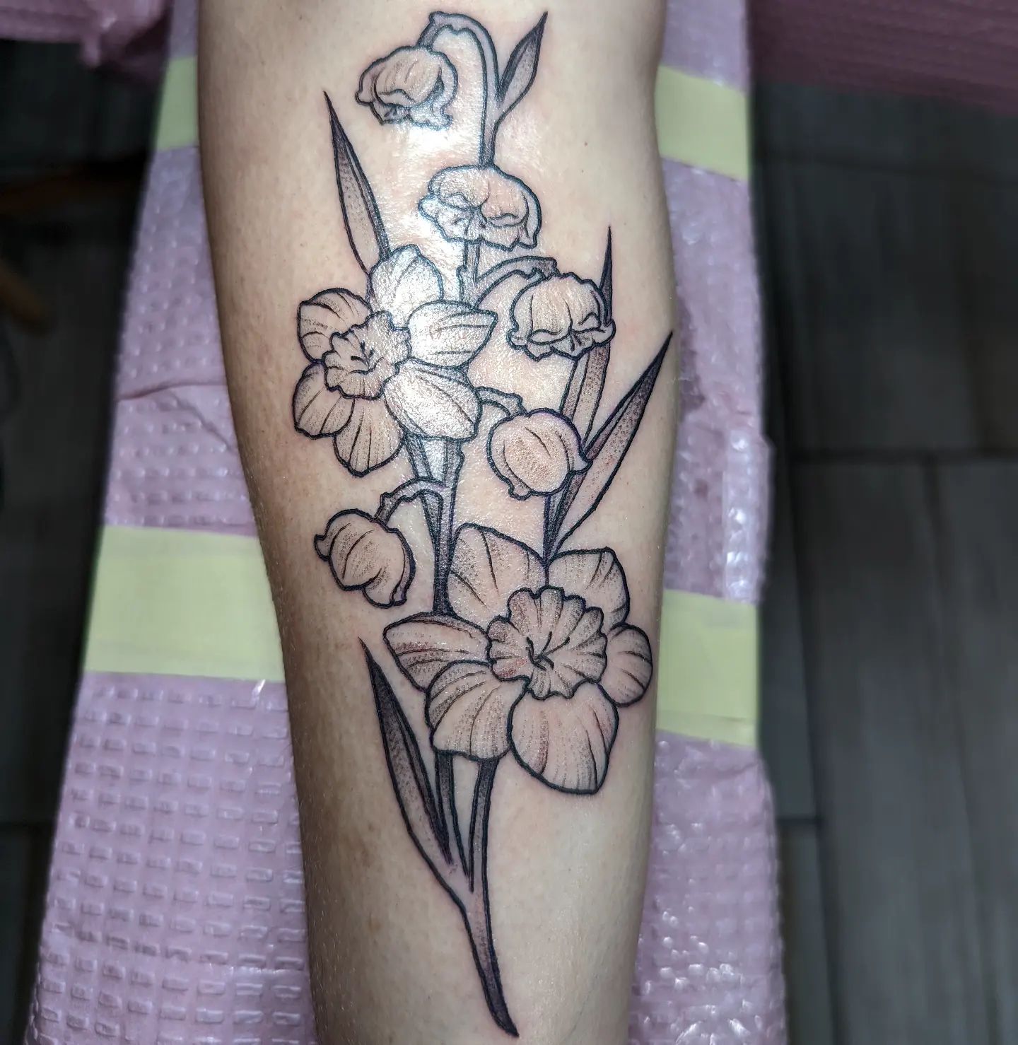 Tatuaje de flor Narciso estilo punto