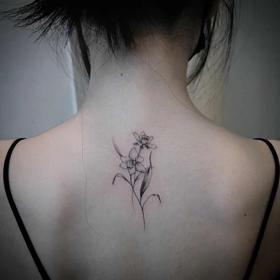 Tatuaje de flor Narciso minimalista
