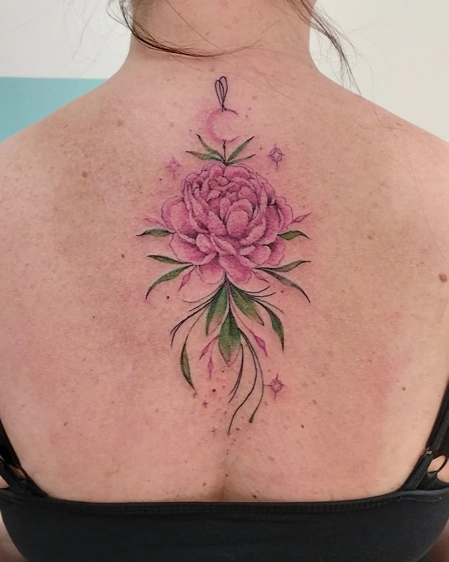 Tatuaje de flores rosadas en la espalda
